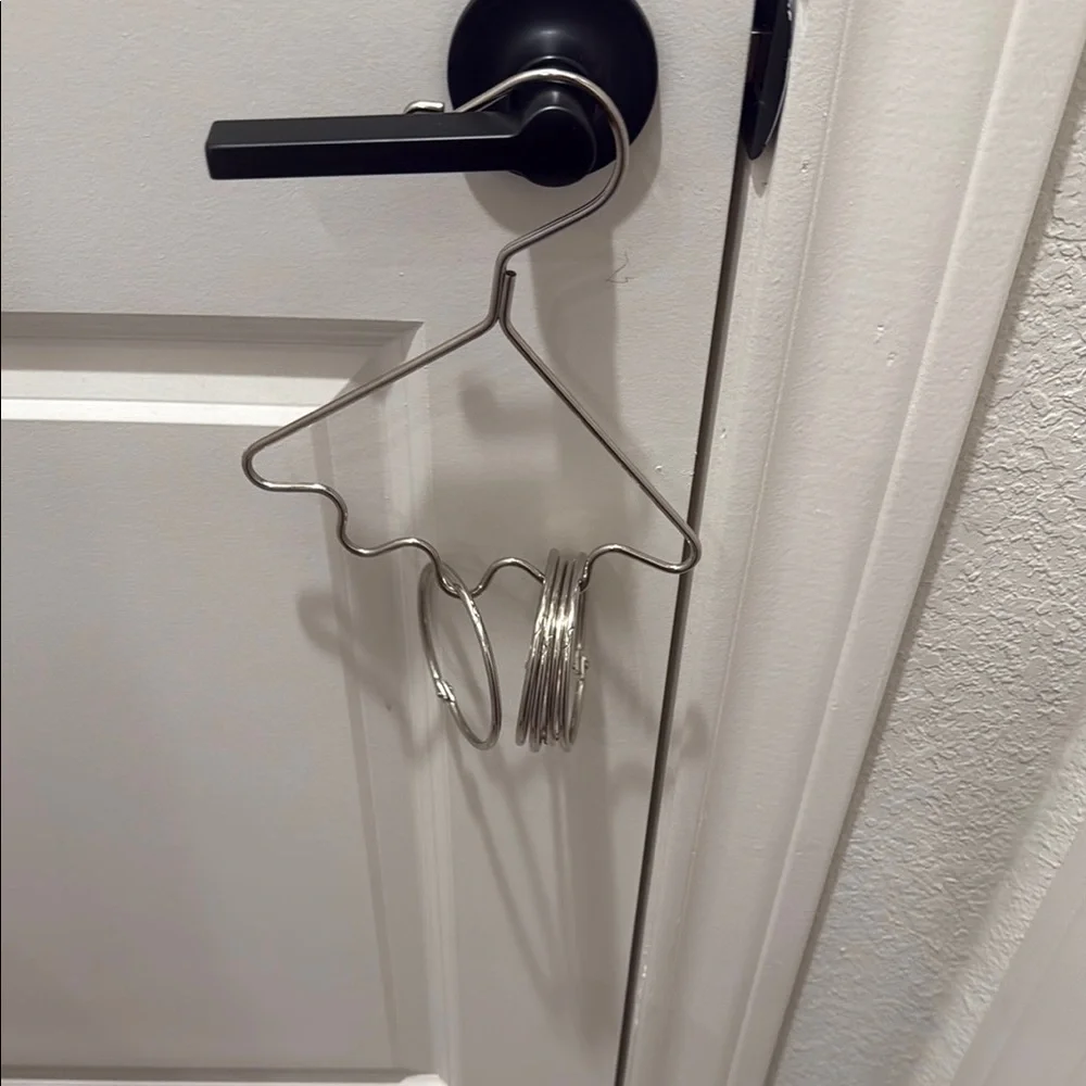Belt / scarf hanger